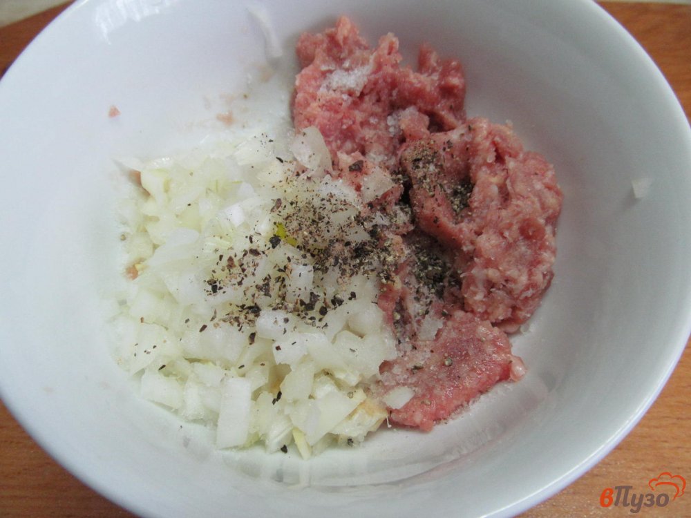 Фото приготовление рецепта: Беляши с начинкой из мяса и грибов шаг №2