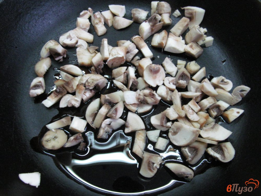 Фото приготовление рецепта: Беляши с начинкой из мяса и грибов шаг №3