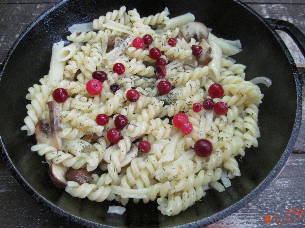 Фото приготовление рецепта: Паста с грибами и клецками из куриной печени шаг №3