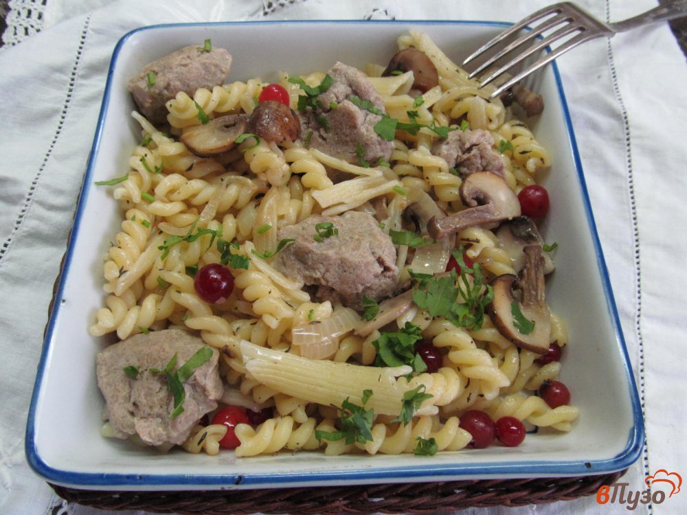 Фото приготовление рецепта: Паста с грибами и клецками из куриной печени шаг №6