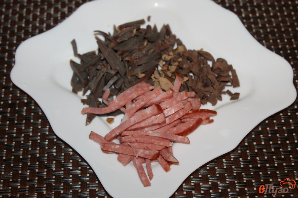 Фото приготовление рецепта: Салат из куриных субпродуктов, пекинской капусты и копченой колбасы шаг №1