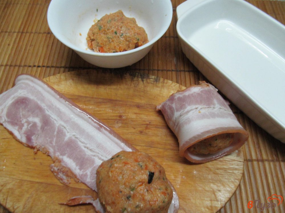 Фото приготовление рецепта: Мясные рулеты в беконе шаг №4