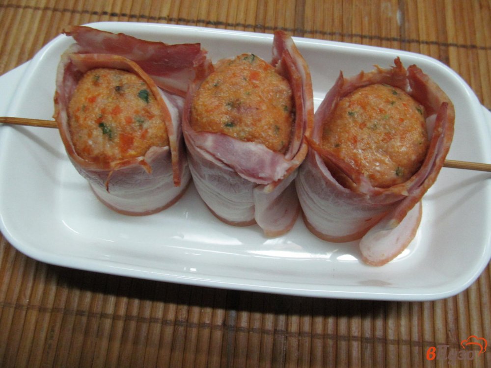 Фото приготовление рецепта: Мясные рулеты в беконе шаг №5