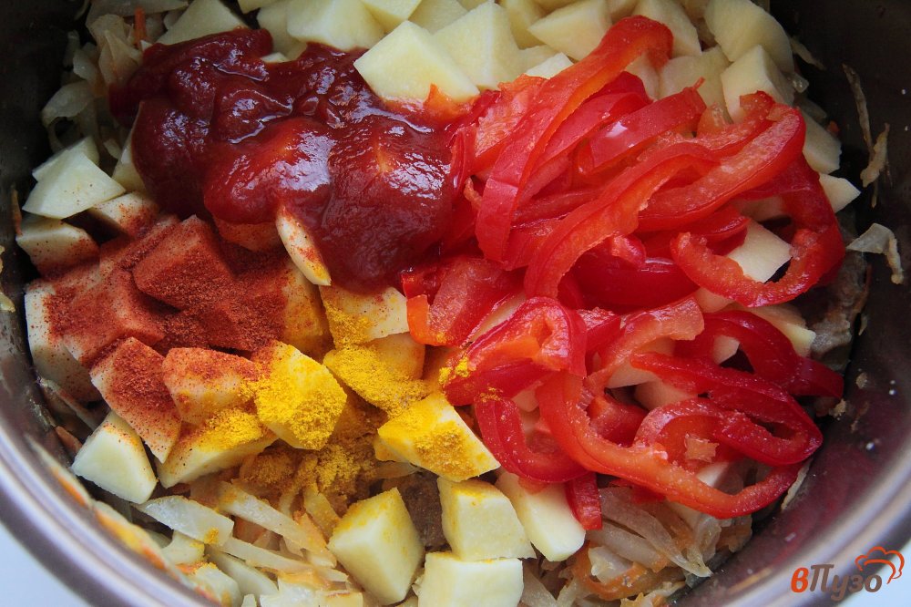 Фото приготовление рецепта: Капуста с мясом и картофелем в мультиварке шаг №6