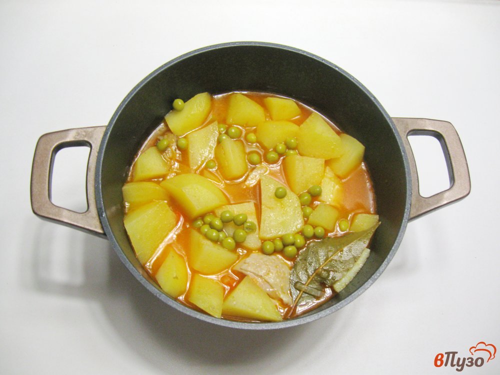 Фото приготовление рецепта: Жаркое из курицы с картофелем и зеленым горошком шаг №6