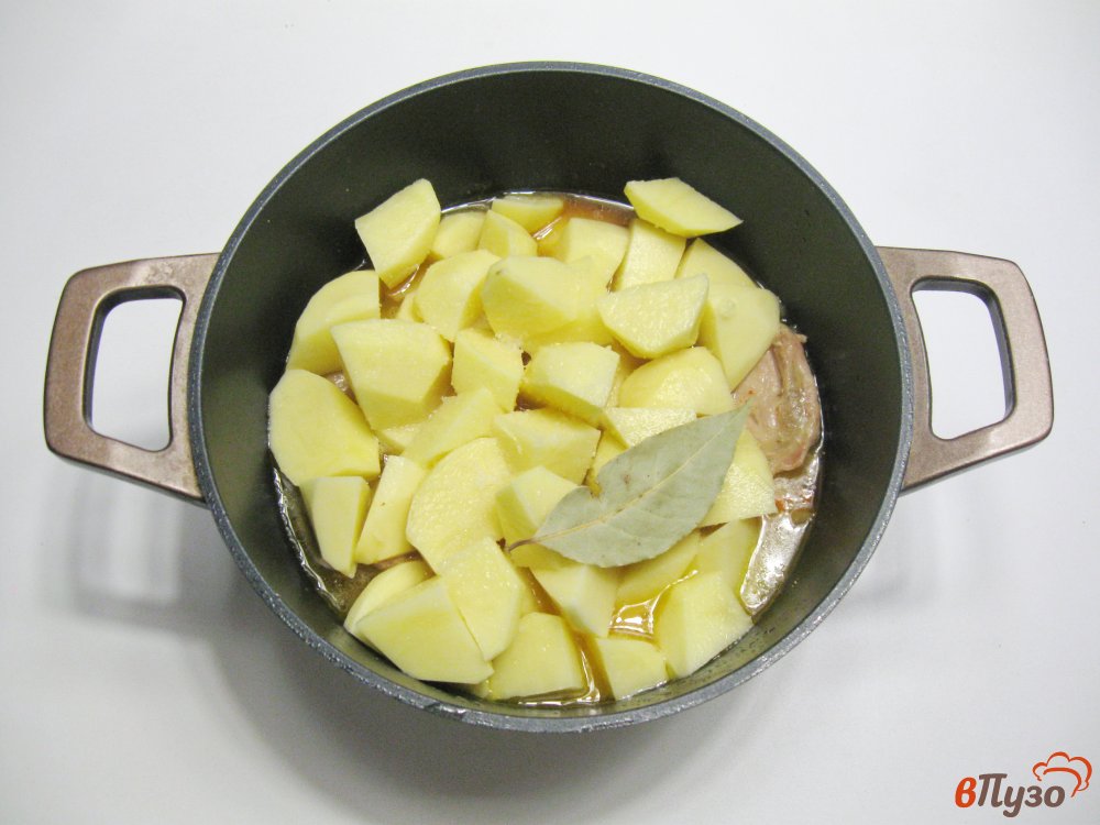 Фото приготовление рецепта: Жаркое из курицы с картофелем и зеленым горошком шаг №5