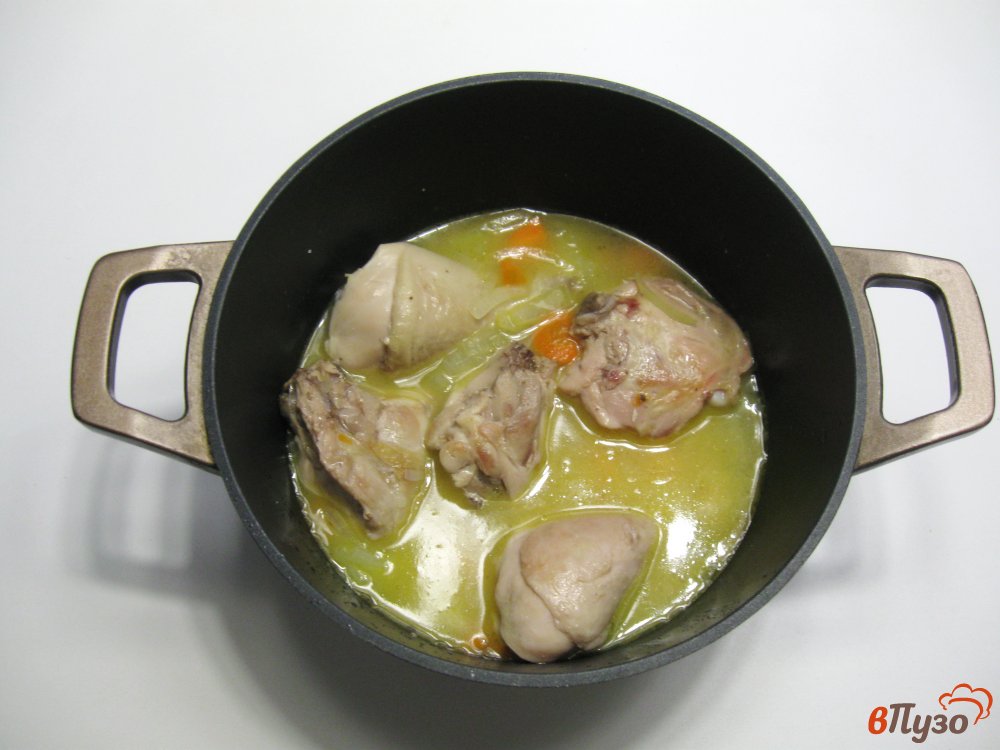 Фото приготовление рецепта: Жаркое из курицы с картофелем и зеленым горошком шаг №4