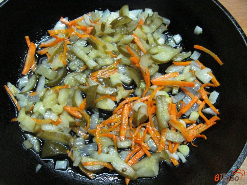 Фото приготовление рецепта: Суп с солеными огурцами фасолью и кукурузной крупой шаг №5