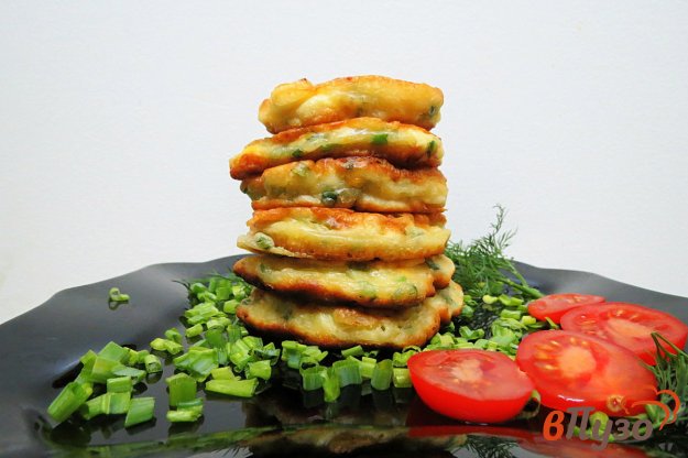 фото рецепта: Оладьи с зелёным луком и яйцом