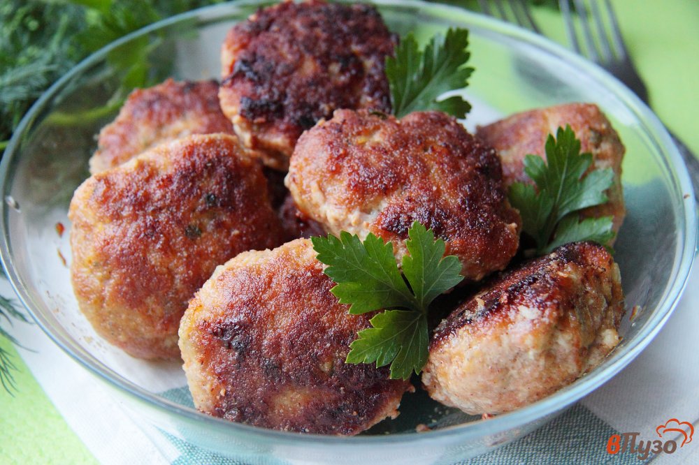 Фото приготовление рецепта: Котлеты из мяса кролика, свинины и зелени шаг №7