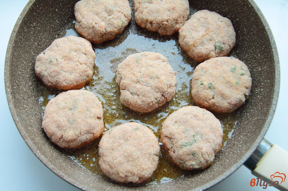 Фото приготовление рецепта: Котлеты из мяса кролика, свинины и зелени шаг №5
