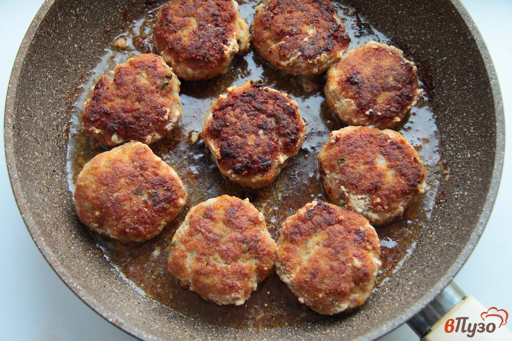 Фото приготовление рецепта: Котлеты из мяса кролика, свинины и зелени шаг №6
