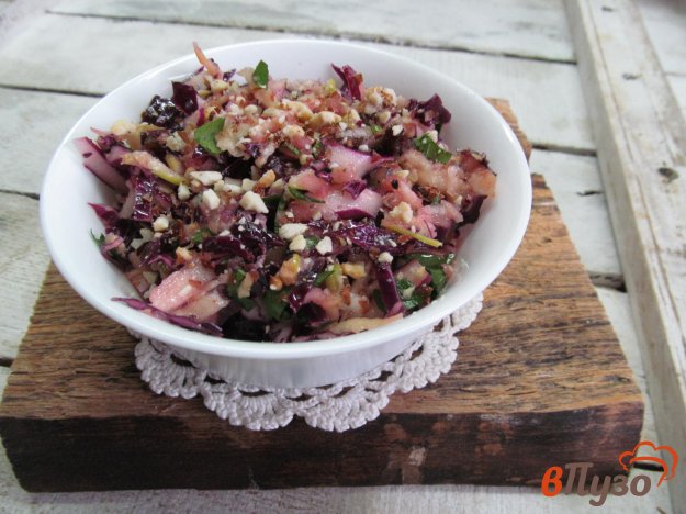 фото рецепта: Маринованная красная капуста с яблоком изюмом и орехами