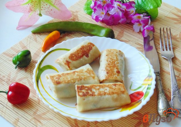 фото рецепта: Блинчики с мясом, рисом и зеленым луком