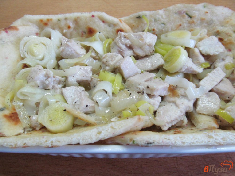 Фото приготовление рецепта: Пирог с куриной грудкой и свежим салатом шаг №2