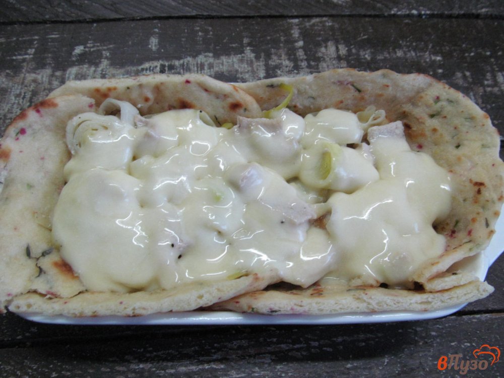 Фото приготовление рецепта: Пирог с куриной грудкой и свежим салатом шаг №6