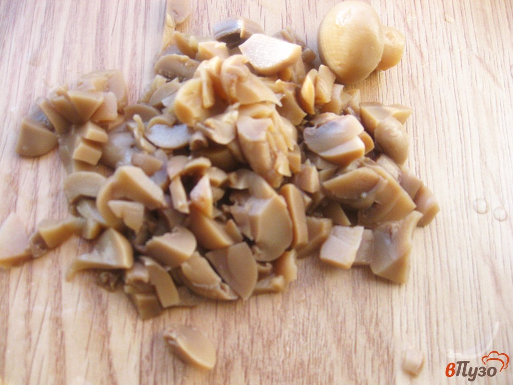 Фото приготовление рецепта: Салат с курицей кукурузой и грибами шаг №2