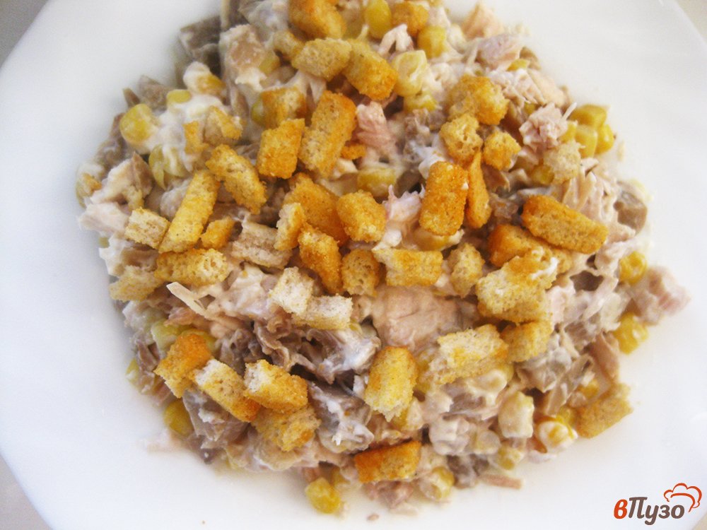 Фото приготовление рецепта: Салат с курицей кукурузой и грибами шаг №8