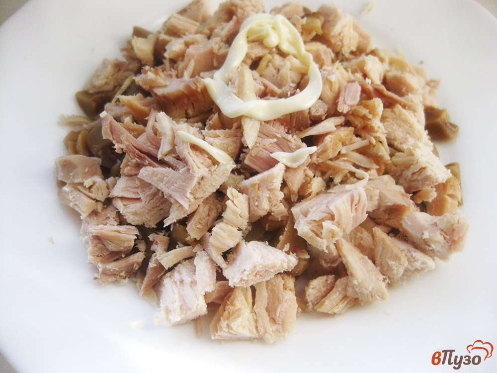 Фото приготовление рецепта: Салат с курицей кукурузой и грибами шаг №6