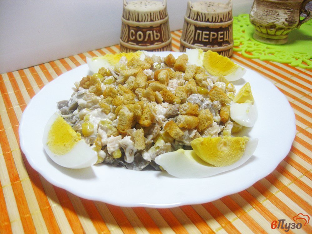 Фото приготовление рецепта: Салат с курицей кукурузой и грибами шаг №9