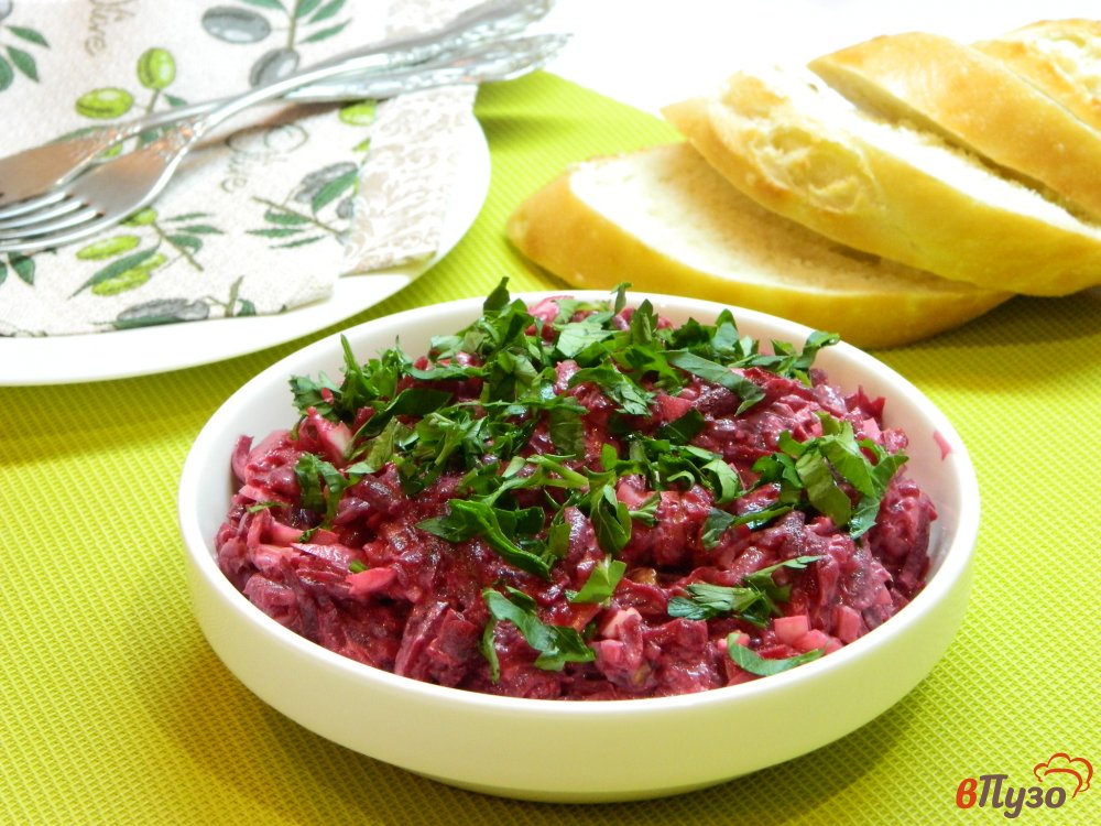 Фото приготовление рецепта: Свекольный салат с луком и грецкими орехами шаг №4