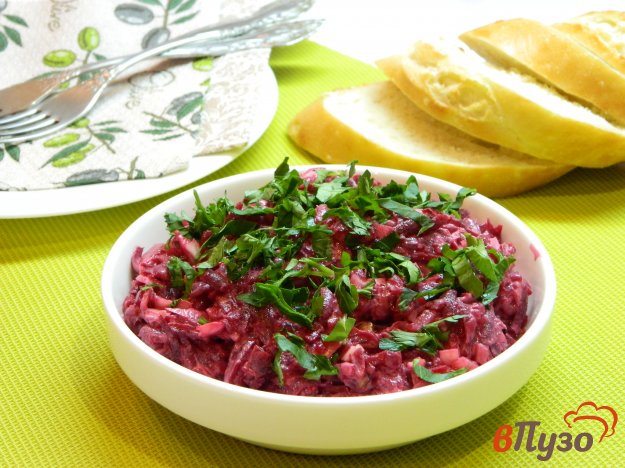 фото рецепта: Свекольный салат с луком и грецкими орехами