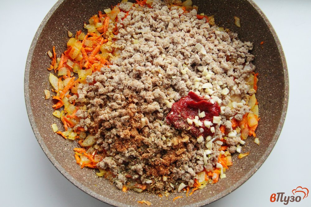 Фото приготовление рецепта: Подливка из вареного мяса свинины шаг №5