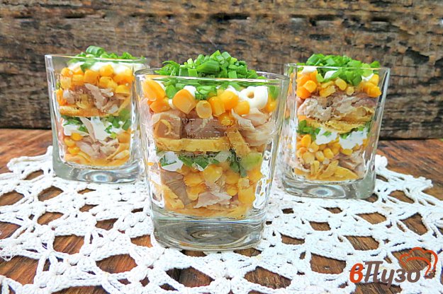 фото рецепта: Салат с яичными блинами и кукурузой