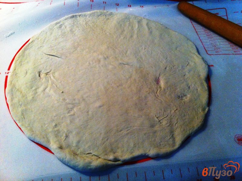 Фото приготовление рецепта: Пицца с помидорами черри и охотничьими колбасками шаг №1