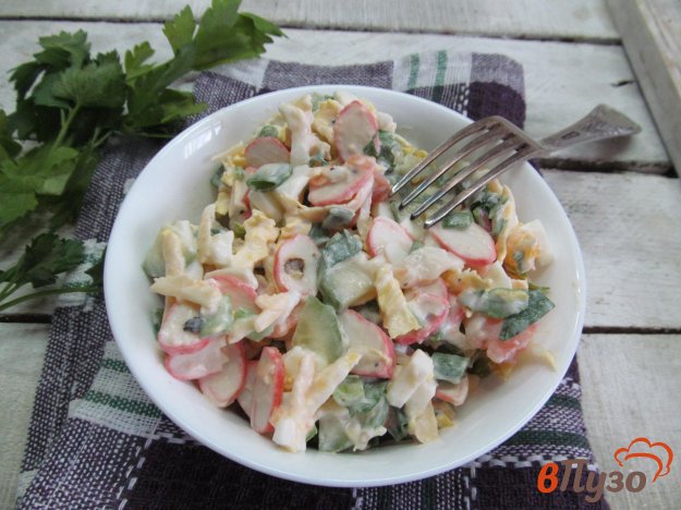 фото рецепта: Салат из пекинской капусты с крабовыми палочками и овощами
