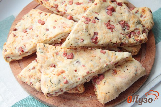фото рецепта: Сконы с колбасой и сыром