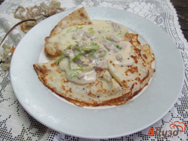 фото рецепта: Блины под соусом из ветчины