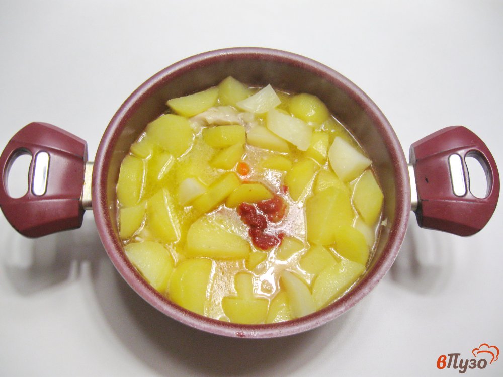 Фото приготовление рецепта: Куриные бедра с картофелем и солеными огурцами шаг №5