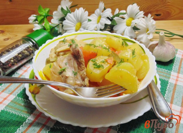 фото рецепта: Куриные бедра с картофелем и солеными огурцами