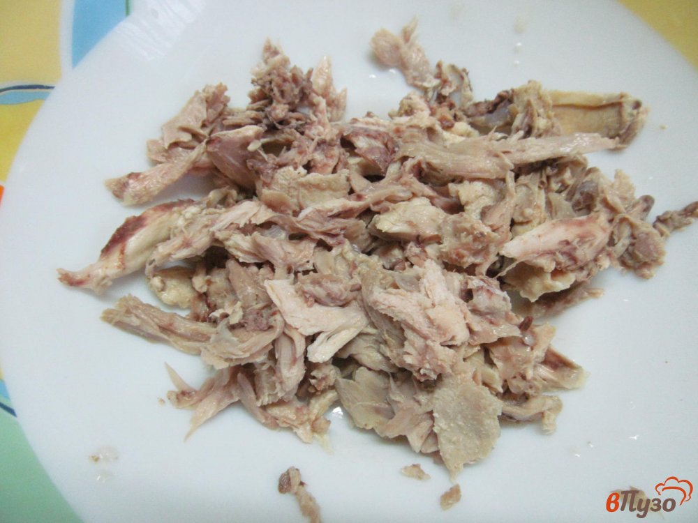 Фото приготовление рецепта: Пирожки с начинкой из вареной курицы и яйцом шаг №2