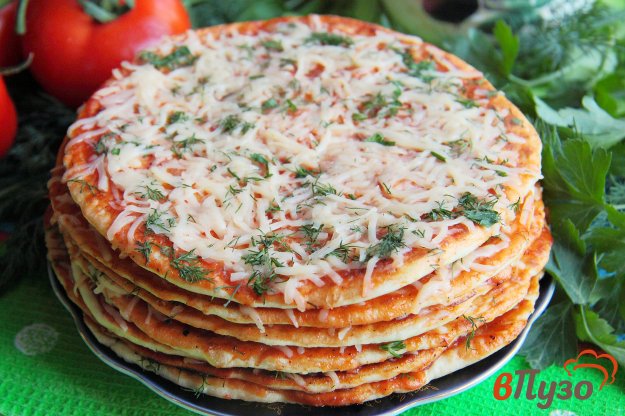 фото рецепта: Лепешки с томатным соусом, сыром и зеленью