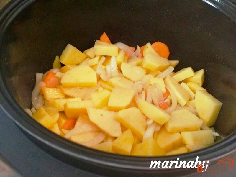 Фото приготовление рецепта: Тушеная куриная мякоть с овощами шаг №5