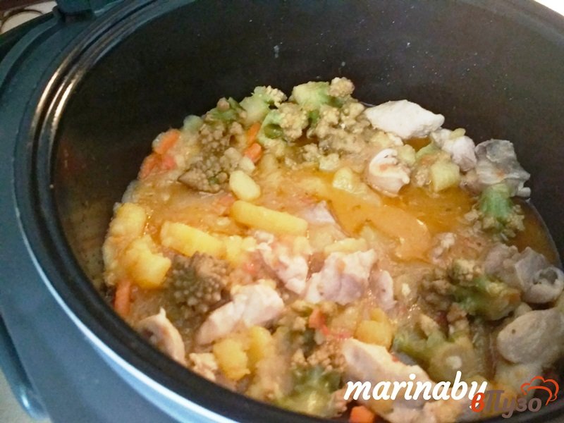 Фото приготовление рецепта: Тушеная куриная мякоть с овощами шаг №9