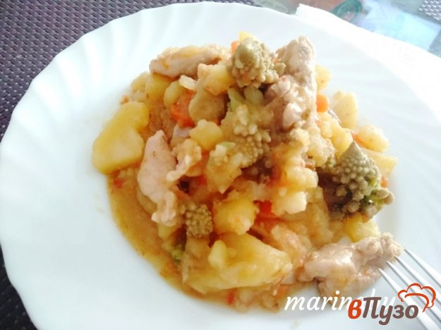 фото рецепта: Тушеная куриная мякоть с овощами