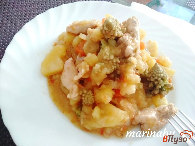 Фото приготовление рецепта: Тушеная куриная мякоть с овощами шаг №10