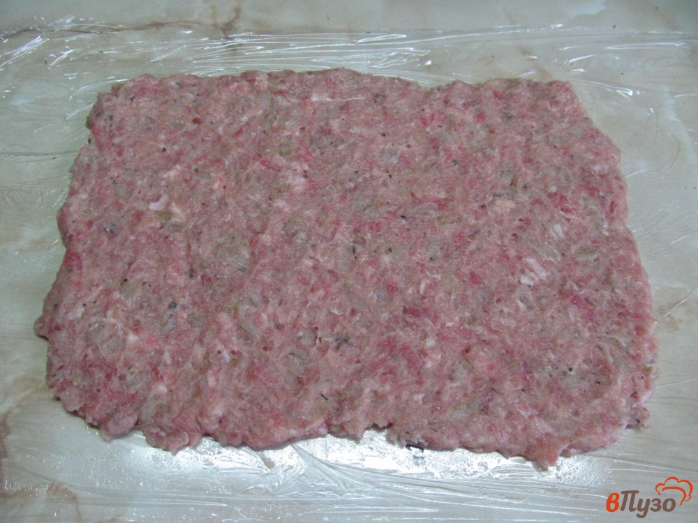 Фото приготовление рецепта: Мясной рулет с начинкой из помидора и каперсов шаг №2