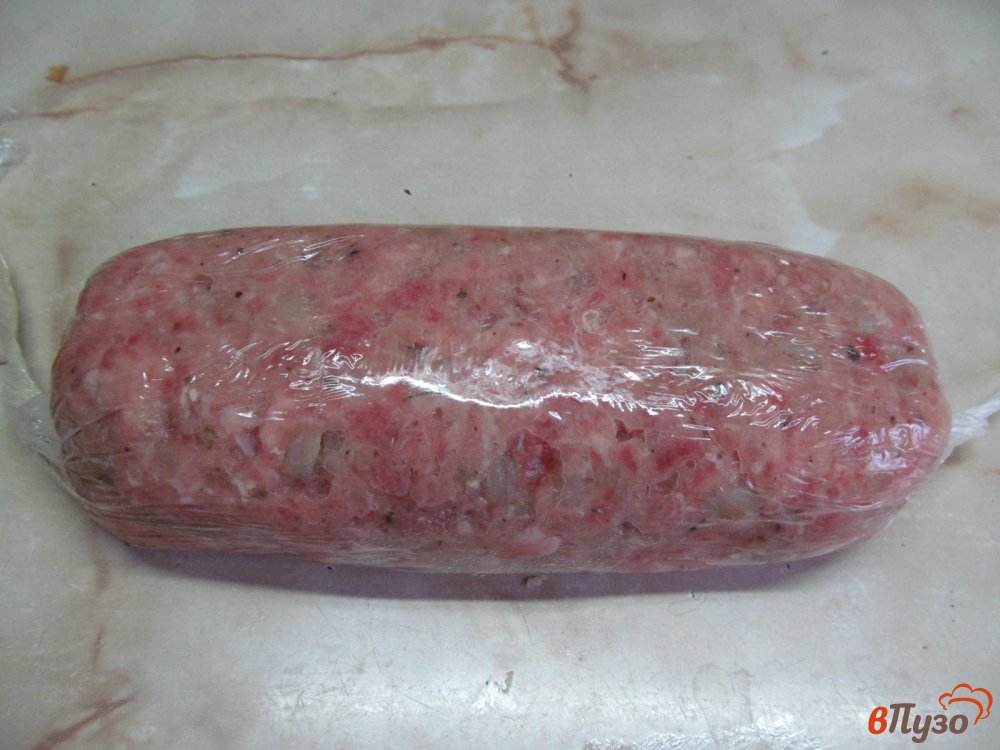 Фото приготовление рецепта: Мясной рулет с начинкой из помидора и каперсов шаг №5