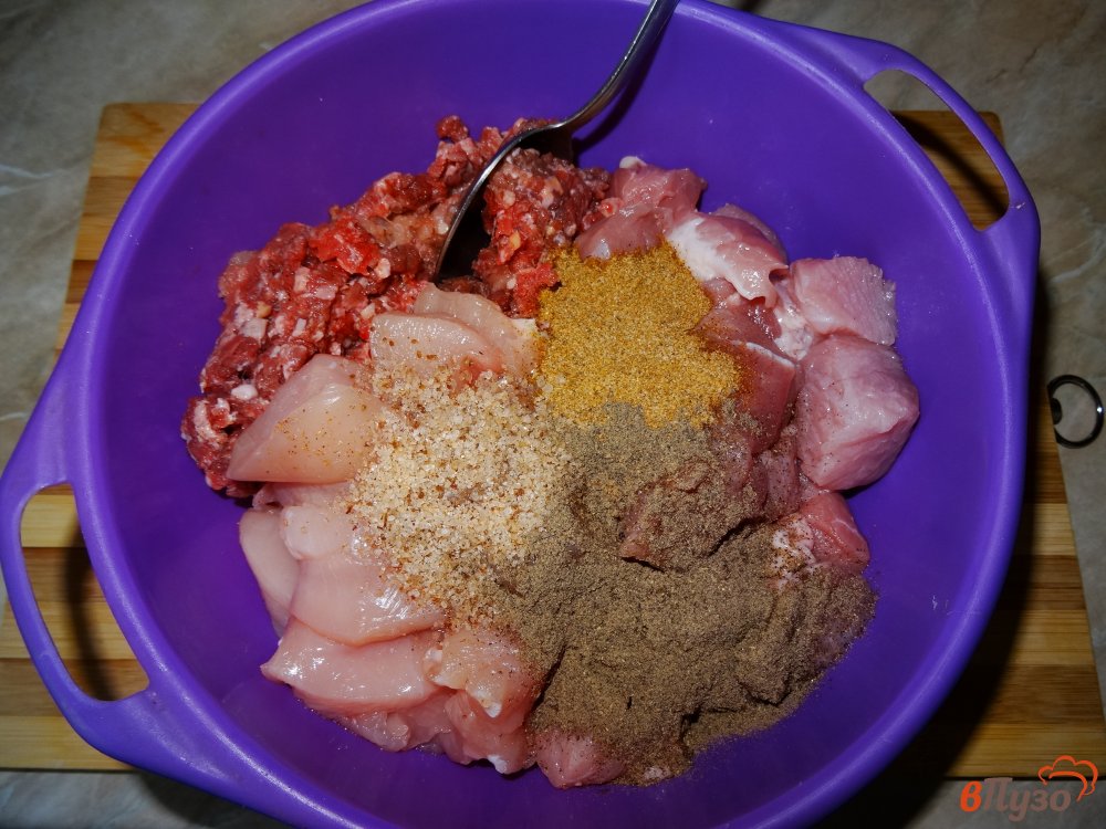 Фото приготовление рецепта: Ветчина из трех видов мяса в ветчиннице шаг №3