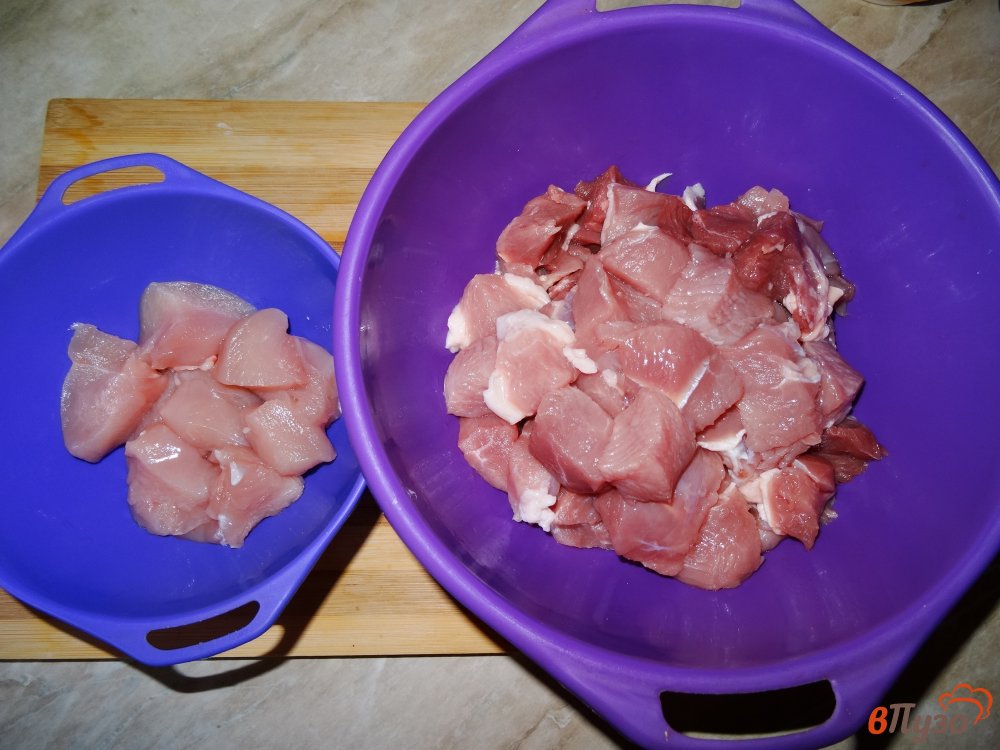 Фото приготовление рецепта: Ветчина из трех видов мяса в ветчиннице шаг №2