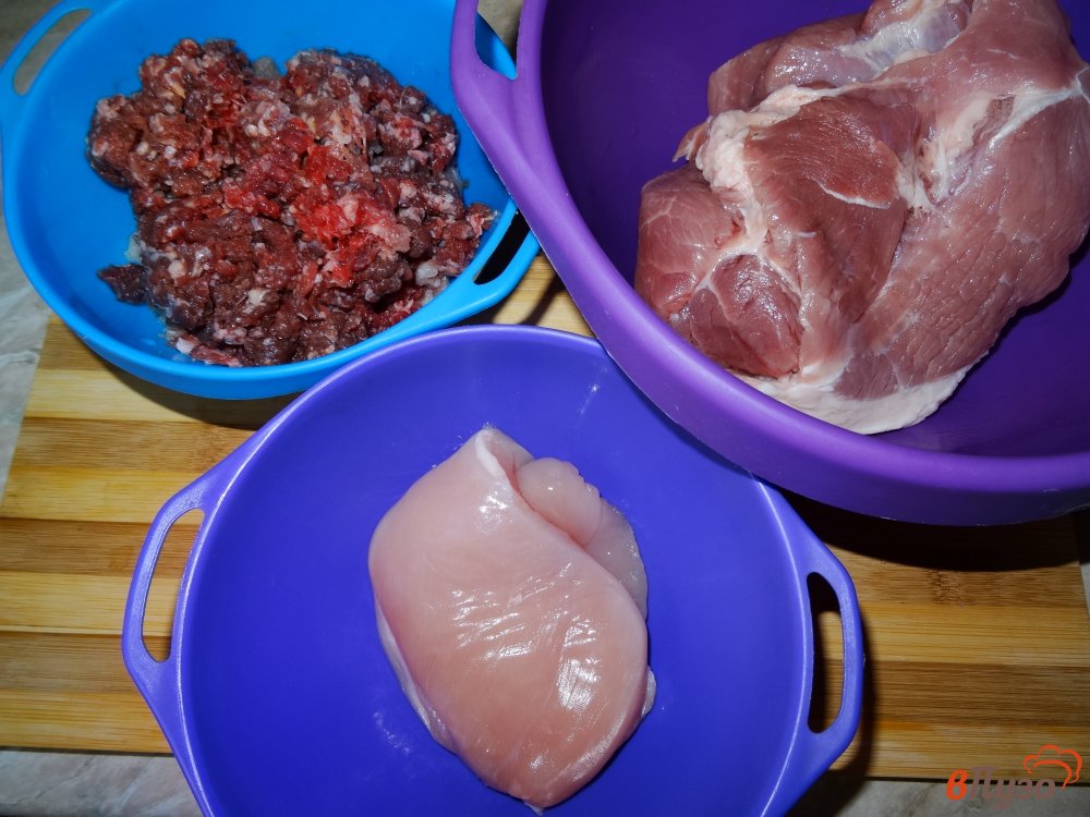 Фото приготовление рецепта: Ветчина из трех видов мяса в ветчиннице шаг №1