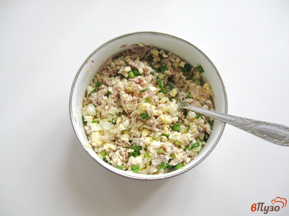 Фото приготовление рецепта: Жареные пирожки с мясом, зеленым луком и яйцом шаг №3