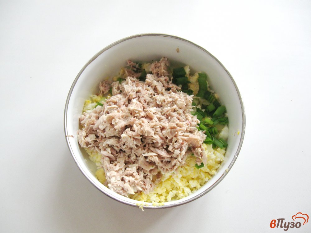 Фото приготовление рецепта: Жареные пирожки с мясом, зеленым луком и яйцом шаг №2