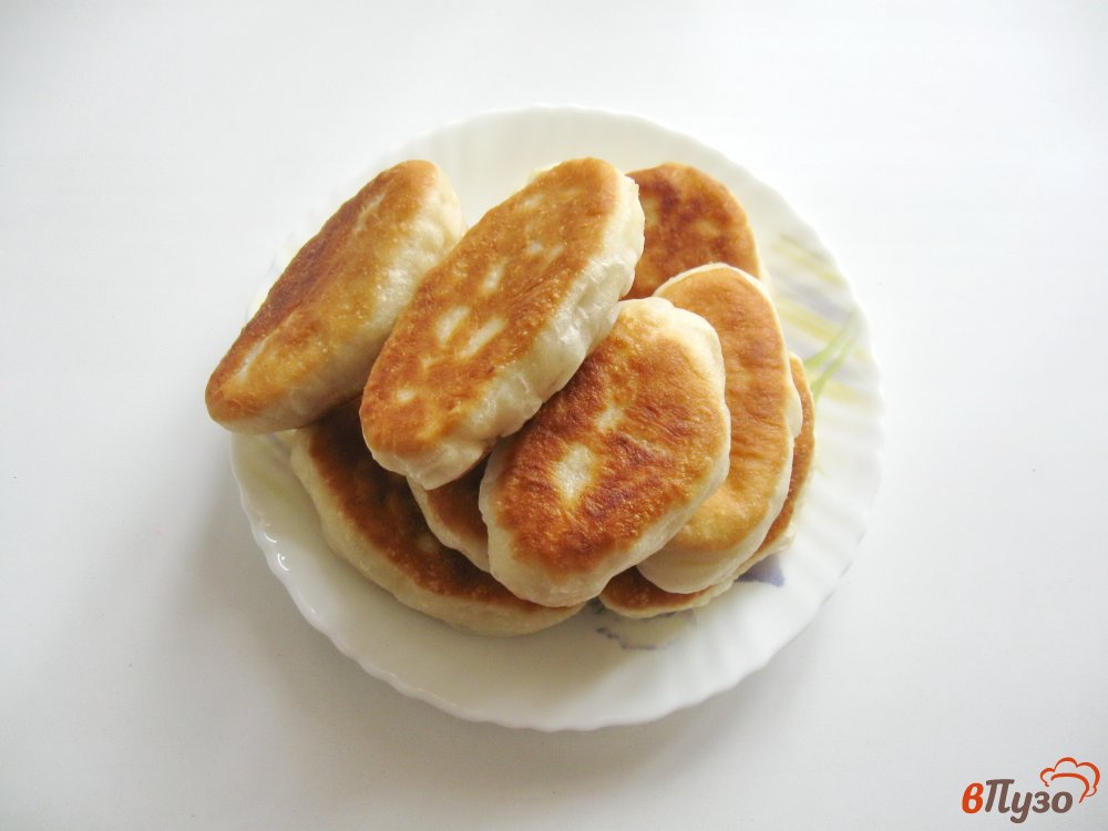 Фото приготовление рецепта: Жареные пирожки с мясом, зеленым луком и яйцом шаг №6