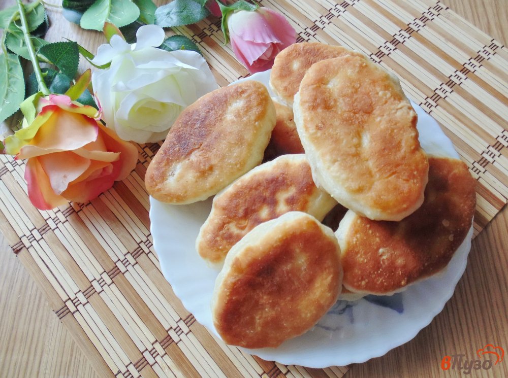 Фото приготовление рецепта: Жареные пирожки с мясом, зеленым луком и яйцом шаг №7