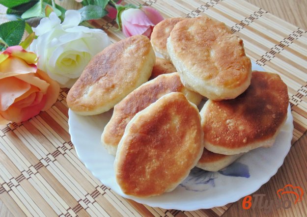 фото рецепта: Жареные пирожки с мясом, зеленым луком и яйцом